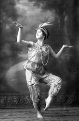 Eksotisk danser i positur og kostyme.