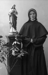 Portrett, nonne, søster Julie.