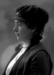 Portrett, jente med studentlue. Frøken Borghild Frøese.