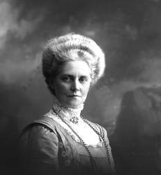 Portrett, kvinne med smykker. Fru dr Schweigaard.