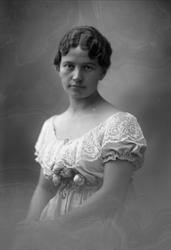 Portretter, kvinne i lys kjole og i mørk kjole.