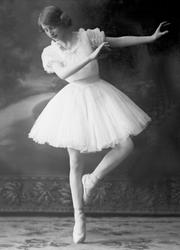Portrett, pike i ballettpositur. Marie Warhus.