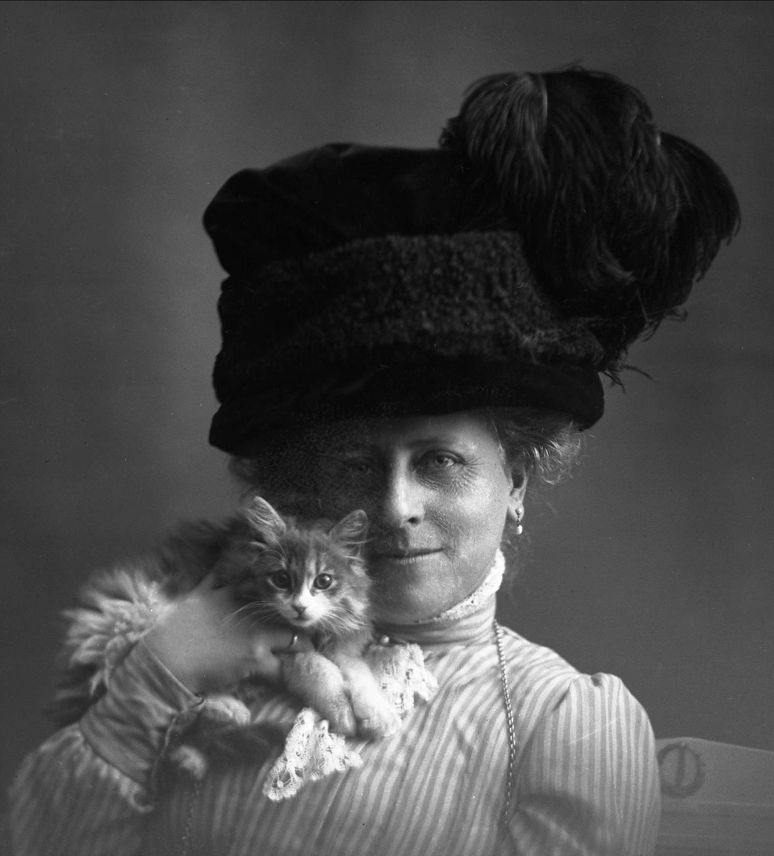 Gruppeportrett, frøken Trulsen med sin katt.