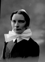 Portrett, sykepleier. Søster Bertha Løken.