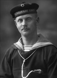 Portrett, matrosuniform, lue med  Sjømilitære korps. Tore Ap