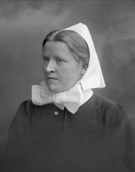 Portrett, sykepleier i uniform. Søster Jacobine Gunilsrud.
