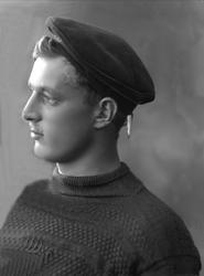 Portrett, mann i uniform, aspirant Karl Svan. DFDS genser, o