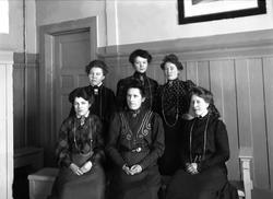 Gruppeportrett, interiør med pikene fra Sem landbruksskole.