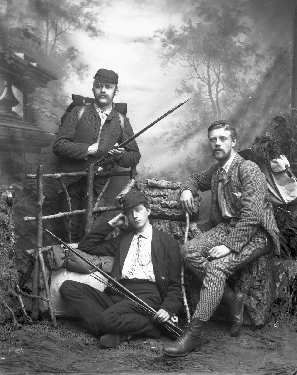 Gruppeportrett, tre unge menn i fiskeutstyr.