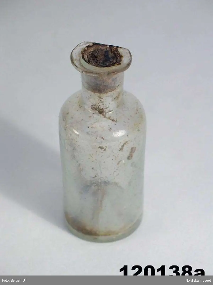 Huvudliggare:
"Brännvin i två, små flaskor (gravfynd). Funna vid gravgrävning 1913. Graven anses vara från omkring 1860-talet. Från S. Unnaryds kyrkogård."