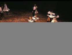 Norsk Folkemuseums dansegruppe   danser i Nasjonalteateret 7