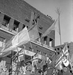 1. mai feiring, Oslo 1956. Demonstrasjonstog med norske flag