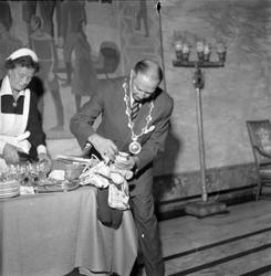 Tsjekkoslovakiske dansere overrekker gave til ordfører, Oslo