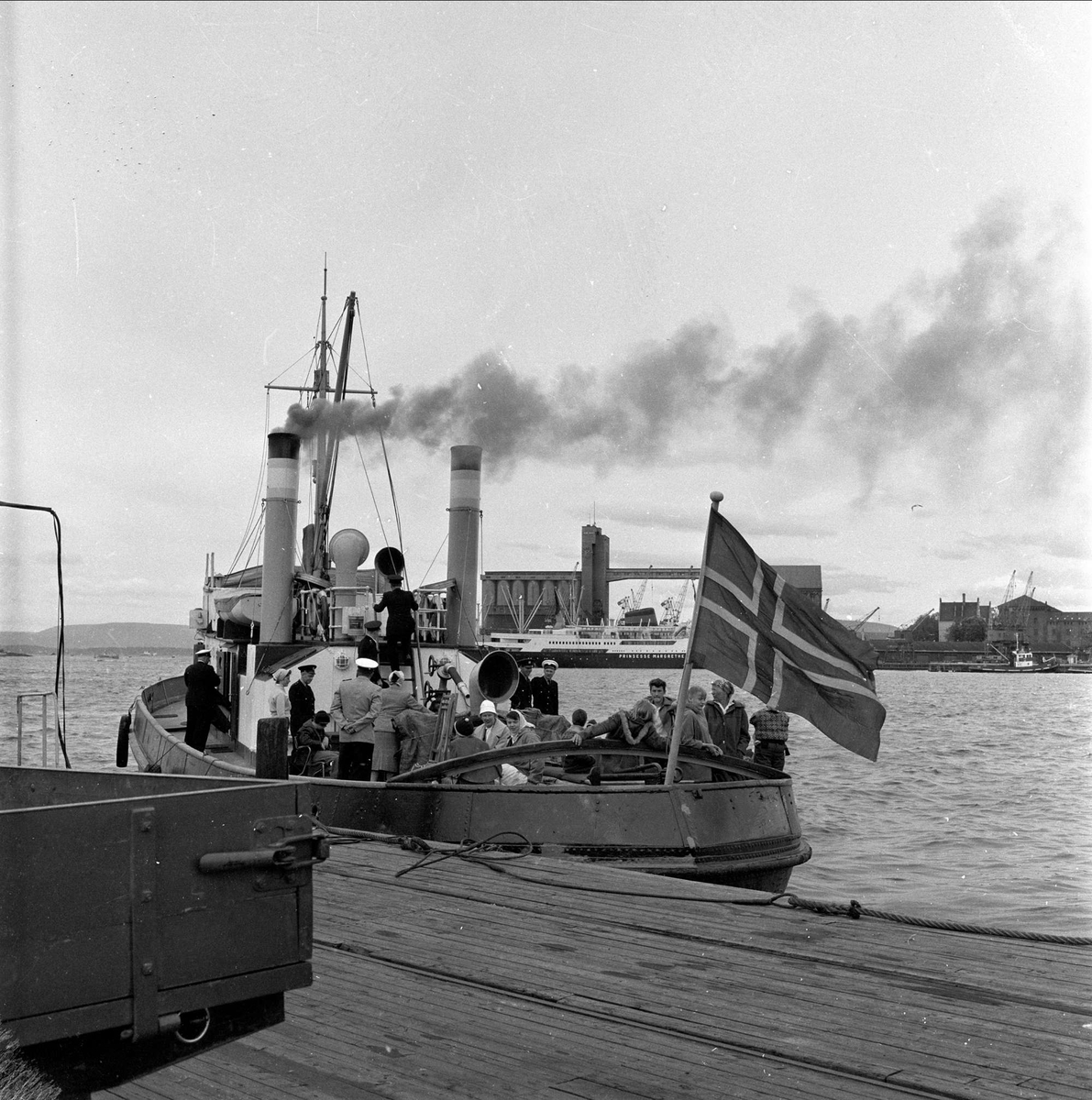 Brannvesenet ved kai ombord i "Sjøsprøyt", Oslo, juni, 1959.