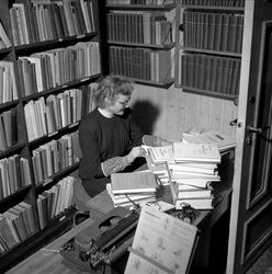 Kvinne i bibliotek 03.03.1953. Pedagogisk Institutt.
