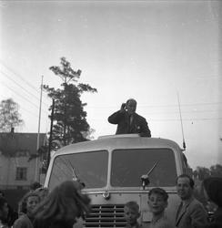 K.N.A. arrangerer rebusløp, billøp, mai 1952. Gruppe mennesk