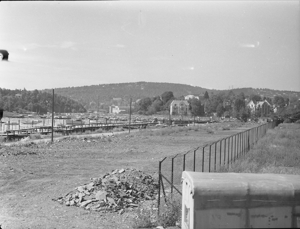 Frognerkilen, Oslo, april 1957. Fjord, båter og bebyggelse.