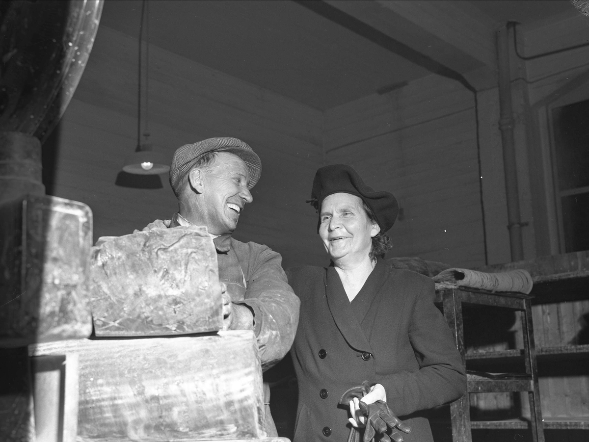Askim Viking Gummivarefabrikk, Østfold, 01.01.1952. Omvisning i fabrikken. Kvinne prater med arbeider.