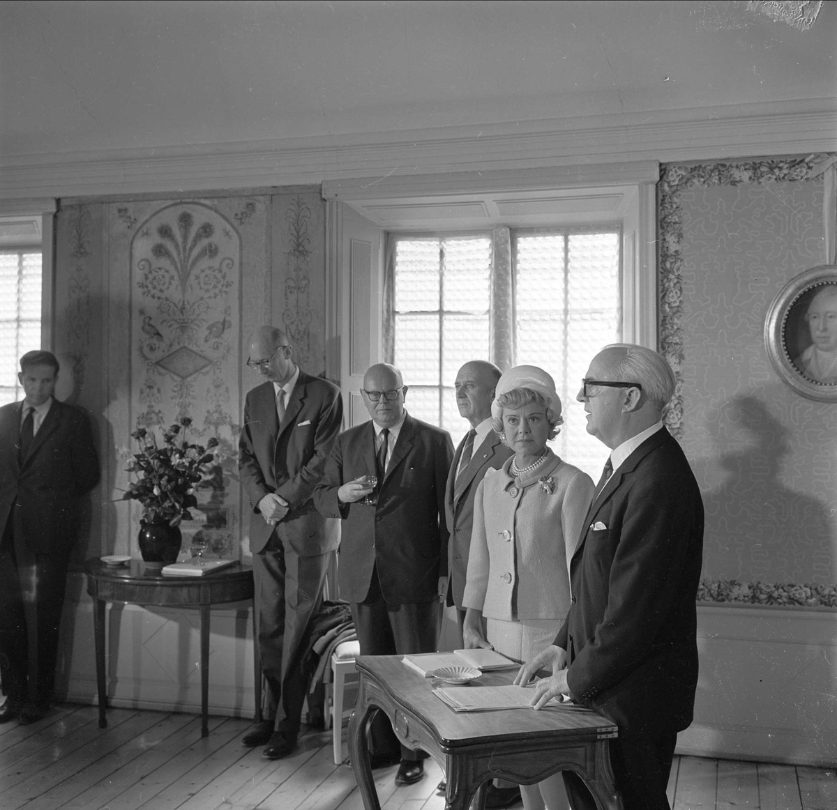 Henie-Onstad, kultursentrum, arkitektkonkurranse, gruppe herrer med Sonja Henie, prisutdeling, Høvik, Bærum, 15.06.1963.