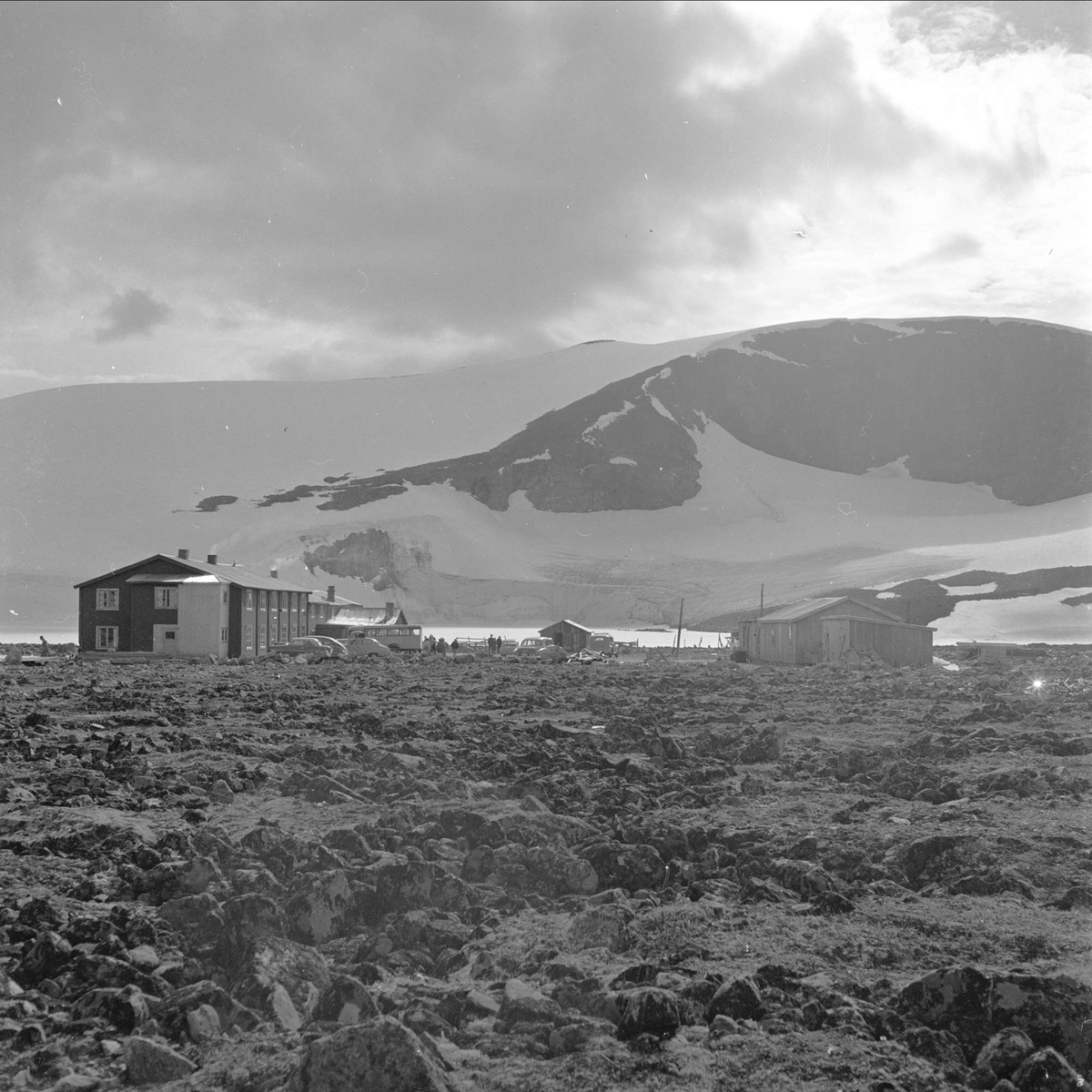 Juvbreen, Lom, leting etter lille Inger, oversiktsbilde over fjellheimen og bebyggelse, juli 1957
