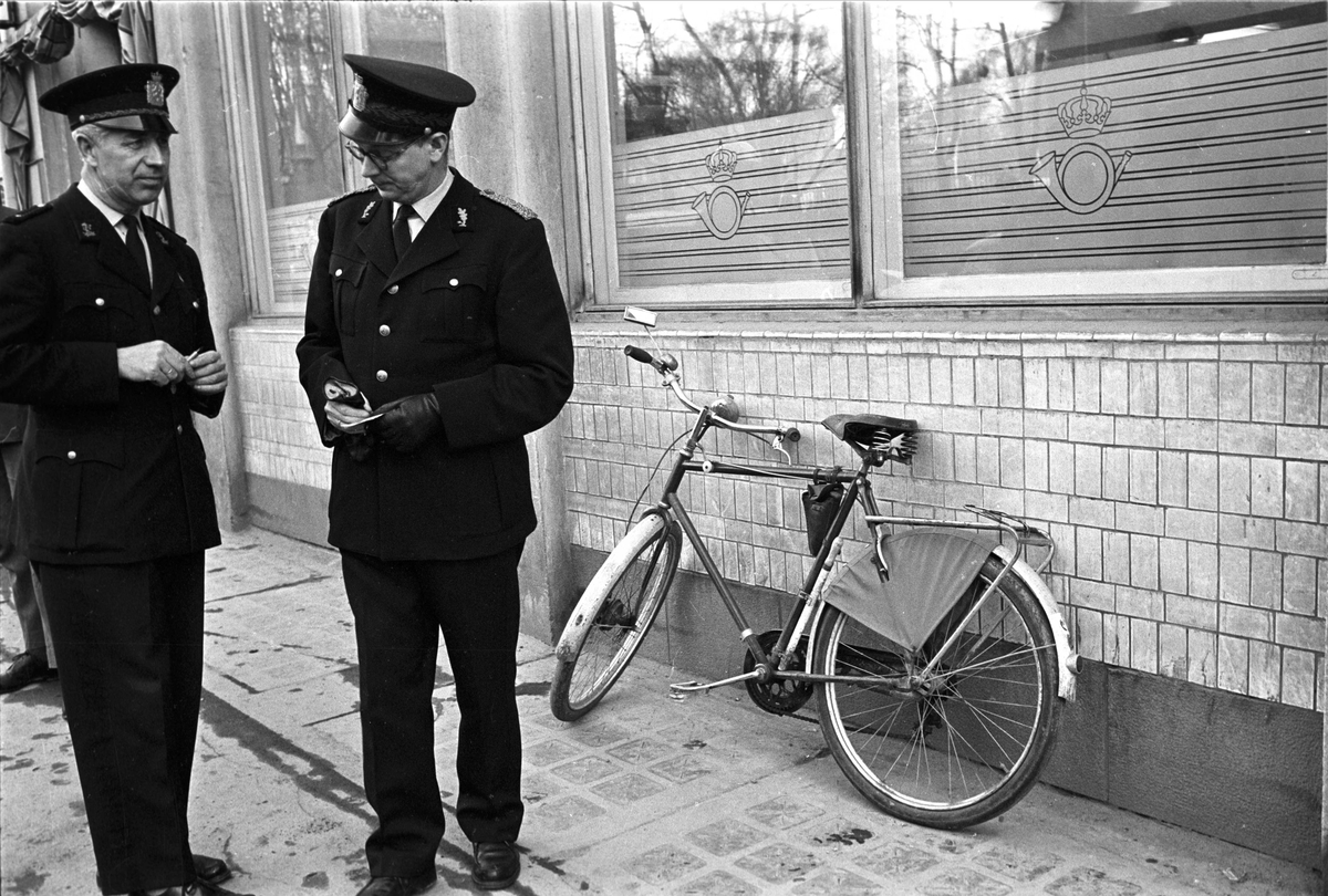 Ran på postkontor i Grønlandsleiret 39. Oslo, mai 1963. Politi med hund.