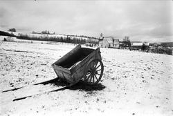 Snø i mai, Norge, 18.05.1965. Kjerre på jorde med snø.