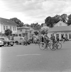 Langesund i Bamble i 1961. Bybilde med biler, folk, sykler o