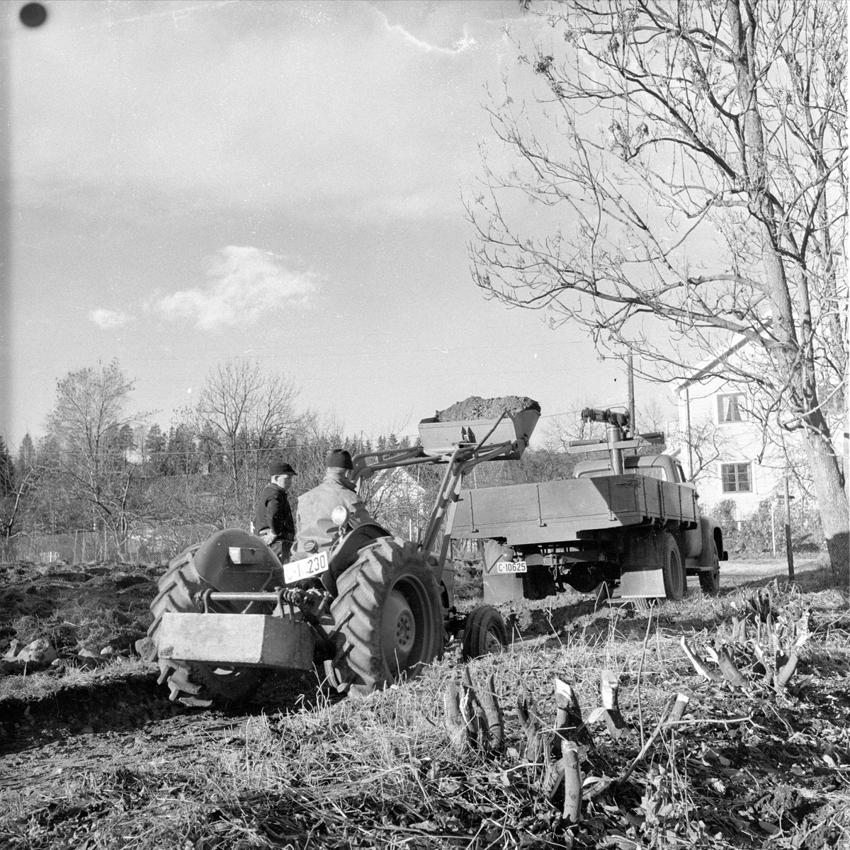Bærum,  05.11.1956. Ny vei. Traktor og lastebil.