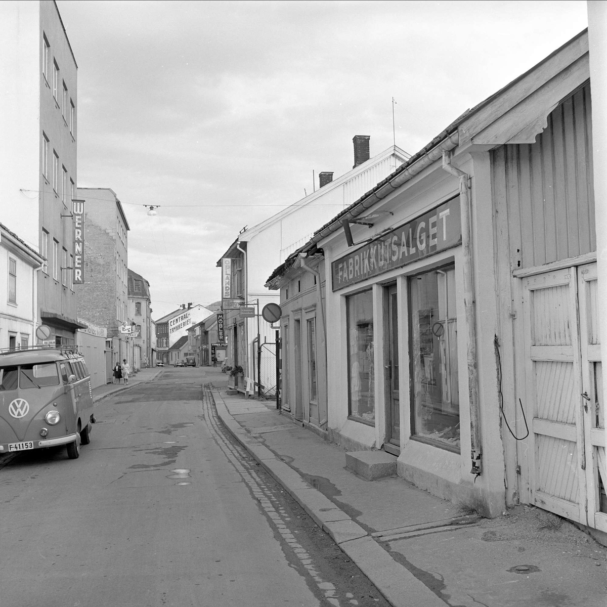 Drammen, august 1962. Drammensdagen. Gate med butikker.
