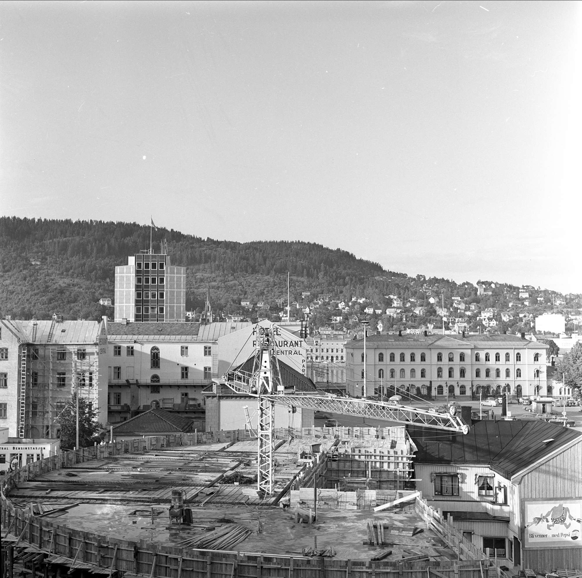 Drammen, august 1962. Drammensdagen. Bybilde med bygging.