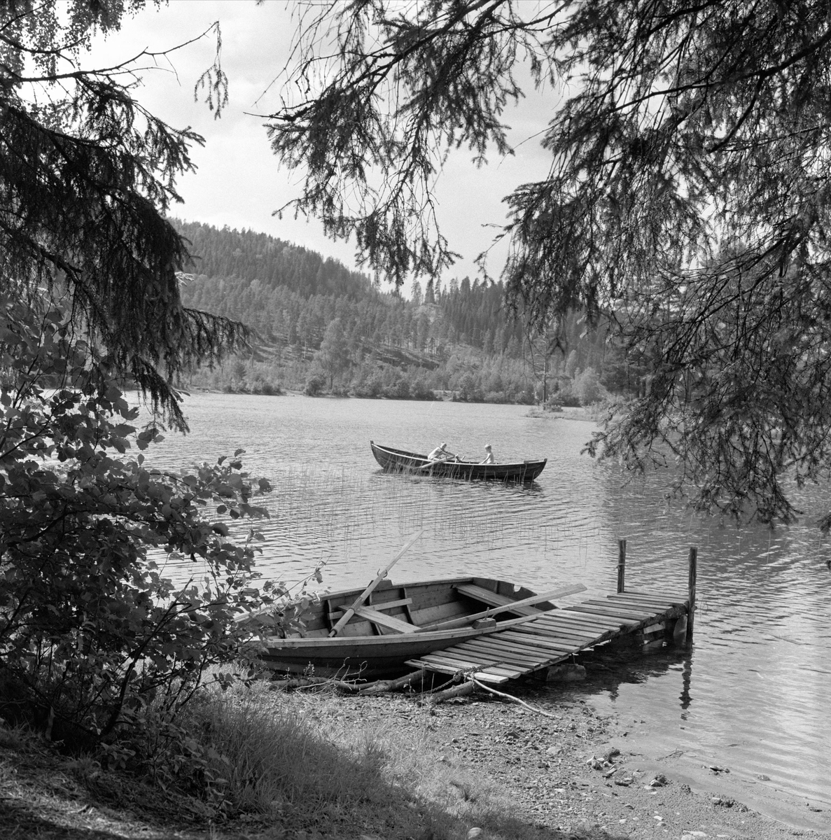 Einavannet, Vestre Toten, 27.01.1958. Vann med brygge og robåter.