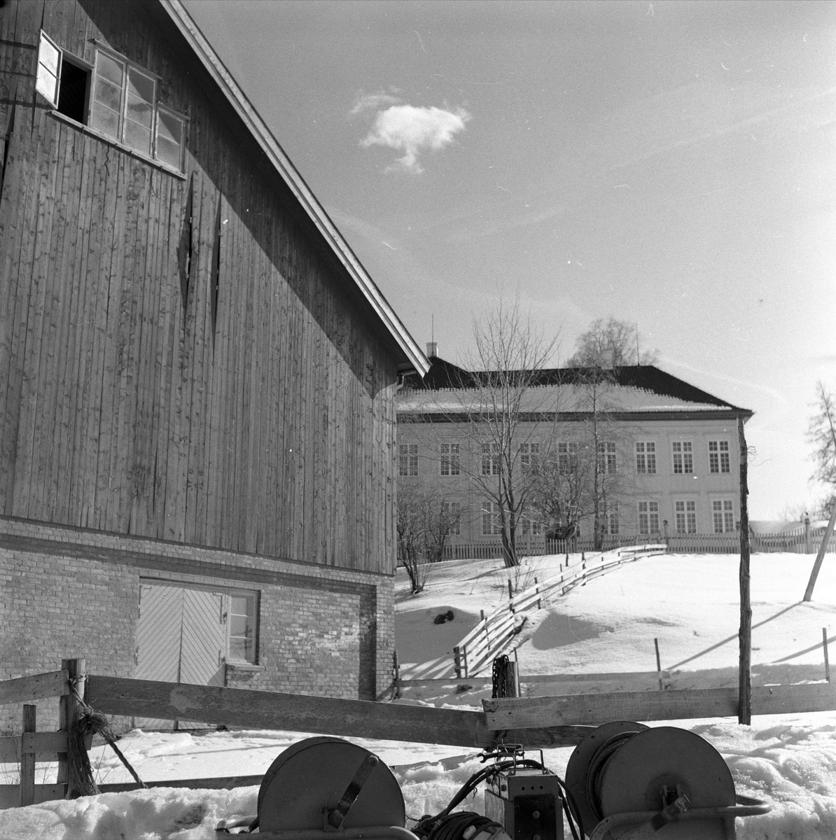 Eidsvollsbygningen, Eidsvoll, 08.04.1958. Sett bak uthus. Vinter.