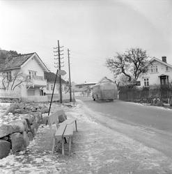 Fevik, Grimstad, desember 1957. Buss og boliger.