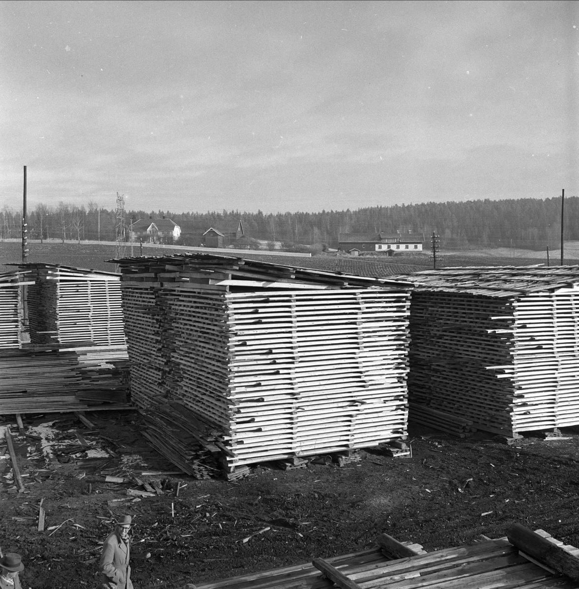 Kråkstad kommune, Ski, Akershus, 03.11.1956. Stabel med bygningsplanker.