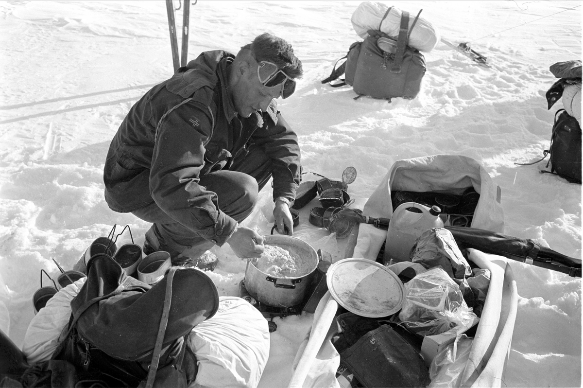 Gardister på fjelltur i Uvdalsfjellene, Nore og Uvdal, 13.03.1965. Matlaging