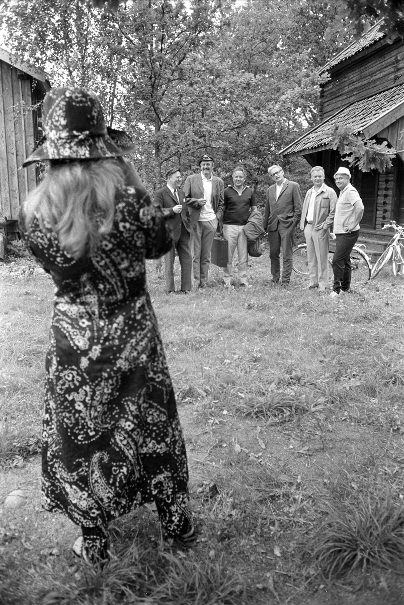 Norsk Dusteforbund, Ping-pong-dusterier og kulturaften, Drøbak, Frogn, 09.08.1970. Kvinne fotograferer artistene.