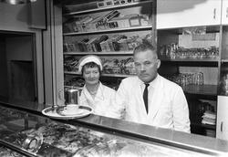 Fra Tyrigrava kro, Oppegård, november 1965. Pesonale bak dis