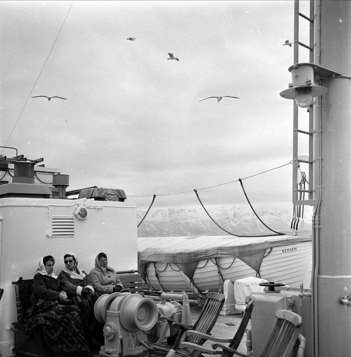 Nord-Norge, april 1963. Fra Hurtigruta, passasjerer på dekk.
