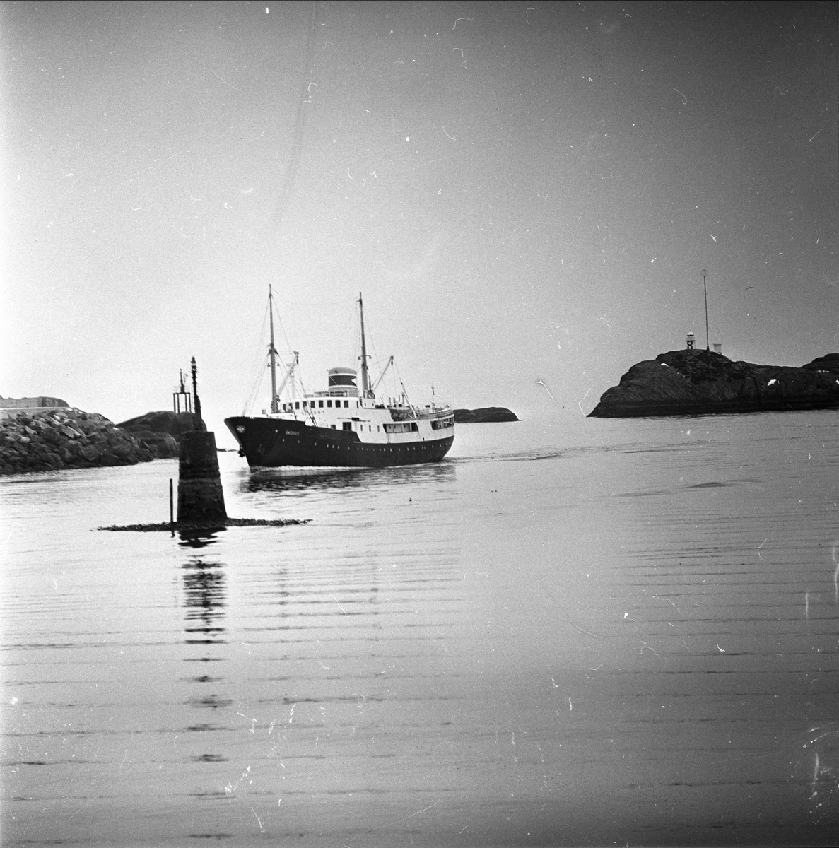 Vardø, Finnmark, april 1963. Båt og sjømerke.