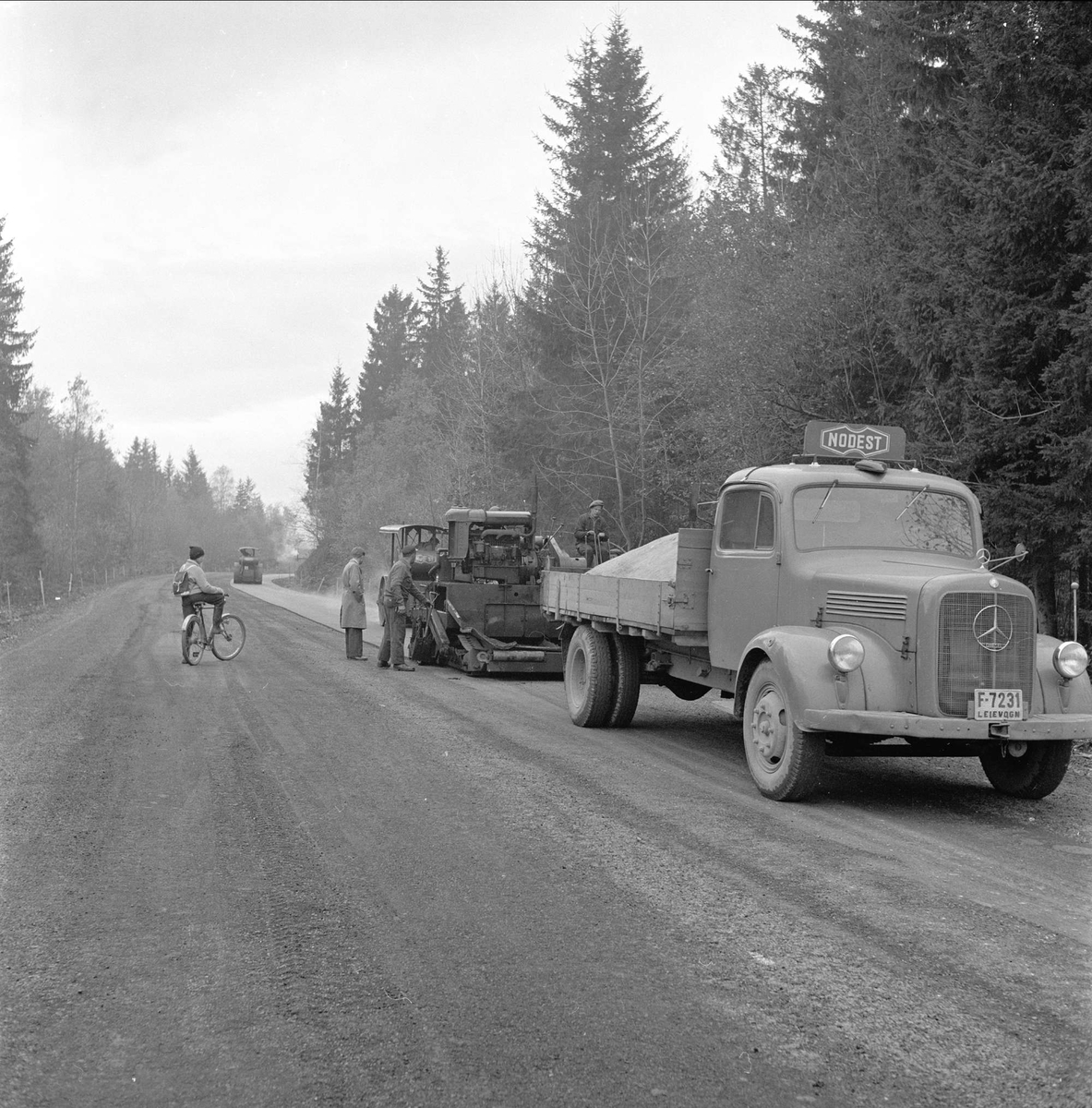 Drammensveien, Asker, Akershus, oktober 1958. Veibygging, asfaltering.