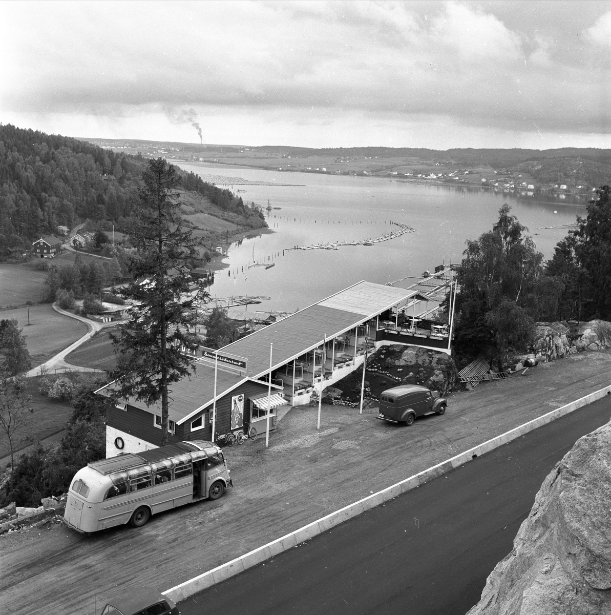 Eidet, Sarpsborg, 06.06.1957. Eidet sommerrestaurant. Landskap med bygning, vei, buss og bil.