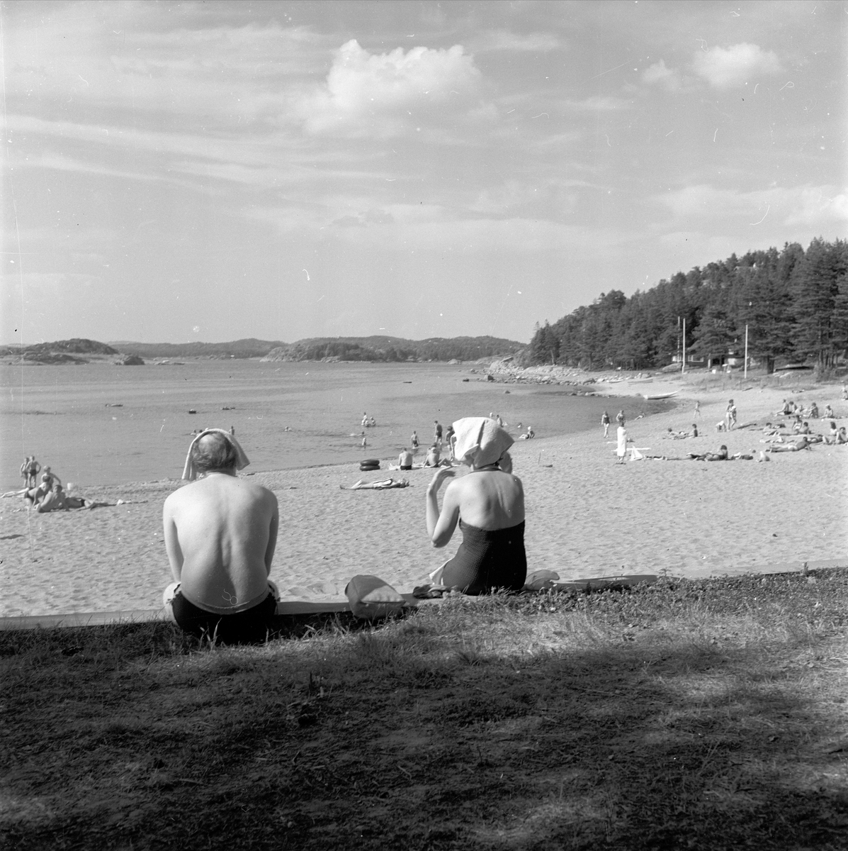 Vøra, Sandefjord, Vestfold, 07.07.1958. Vøra badestrand. Badeliv.