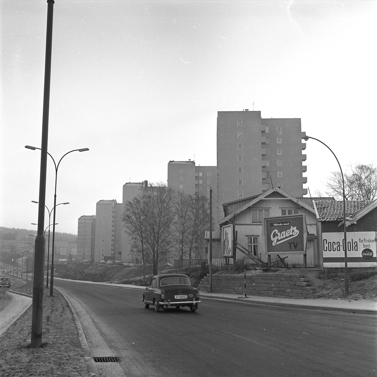 Bjerke, Oslo, november 1961. Høyhusene ved Bjerkebanen, Vei og boligblokker.