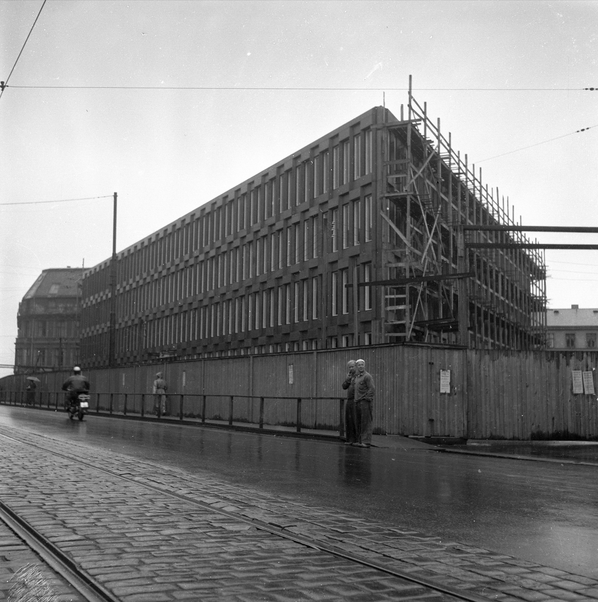 Drammensveien 18, Oslo, 05.08.1958. Den Amerikanske ambassade. Gatebilde med bygningen.