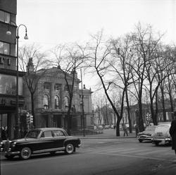 Universitetsgata, Oslo, 15.11.1960. Gatebilde med trafikk og