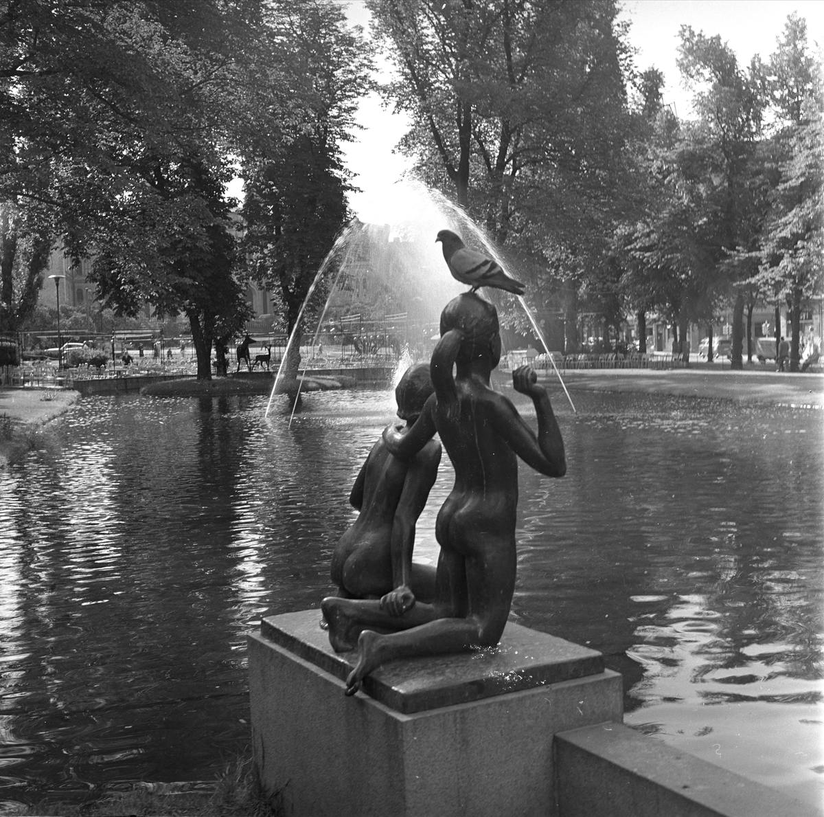 Studenterlunden, Oslo, desember 1960. Spikersuppa. Skulptur med due.