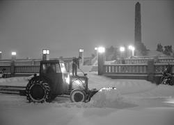 Oslo, januar 1958. Vigelandsparken, rydding av snø med trakt