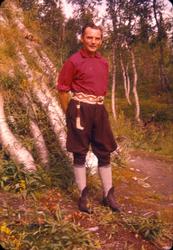 Mann med samisk belte og kniv utenfor en gamme. 1956, Namsva