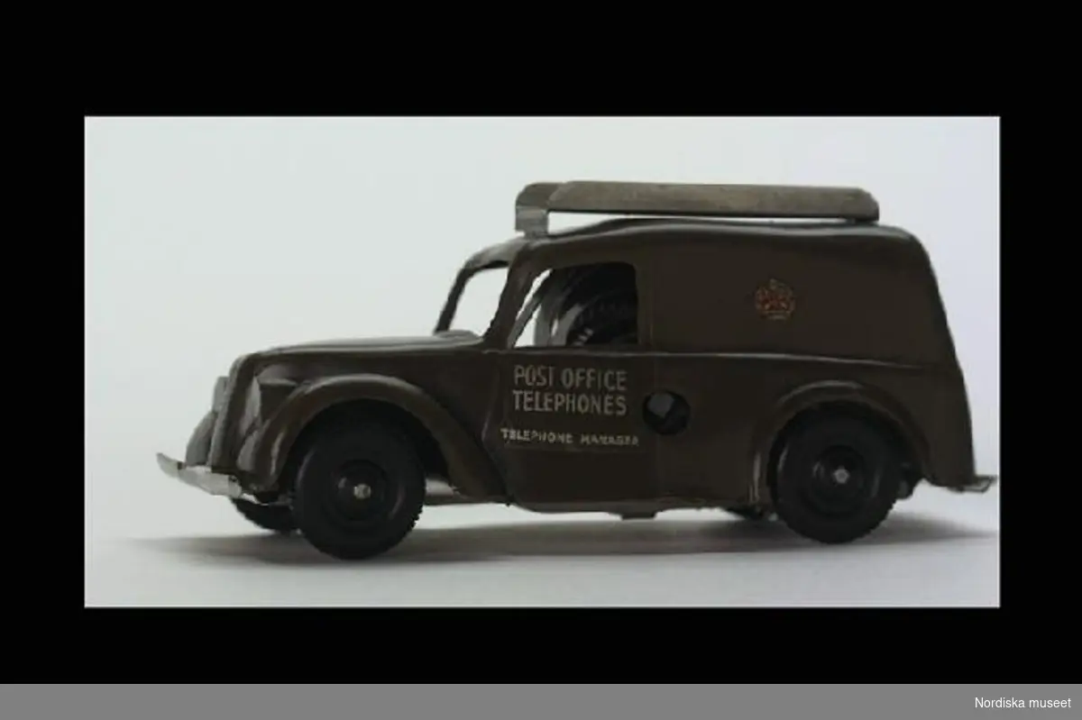 Inventering Sesam 1996-1999:
L 8,6 cm
Leksaksbil föreställande Morris 8, av plast och plåt, brungrön, skåpbil med metallställning på taket. Fjäderdriven. 
Präglad märkning på underredet: "TRI-ANG / MINIC TOYS / MADE IN ENGLAND".
Enl. bilaga inköpt i mars 1951 på postorder från Selfridge's, London, pris 4 kronor.
Givaren samlare av leksaksbilar 1947-1952, se inv 263.905 - 264.120.
Leif Wallin maj 1998