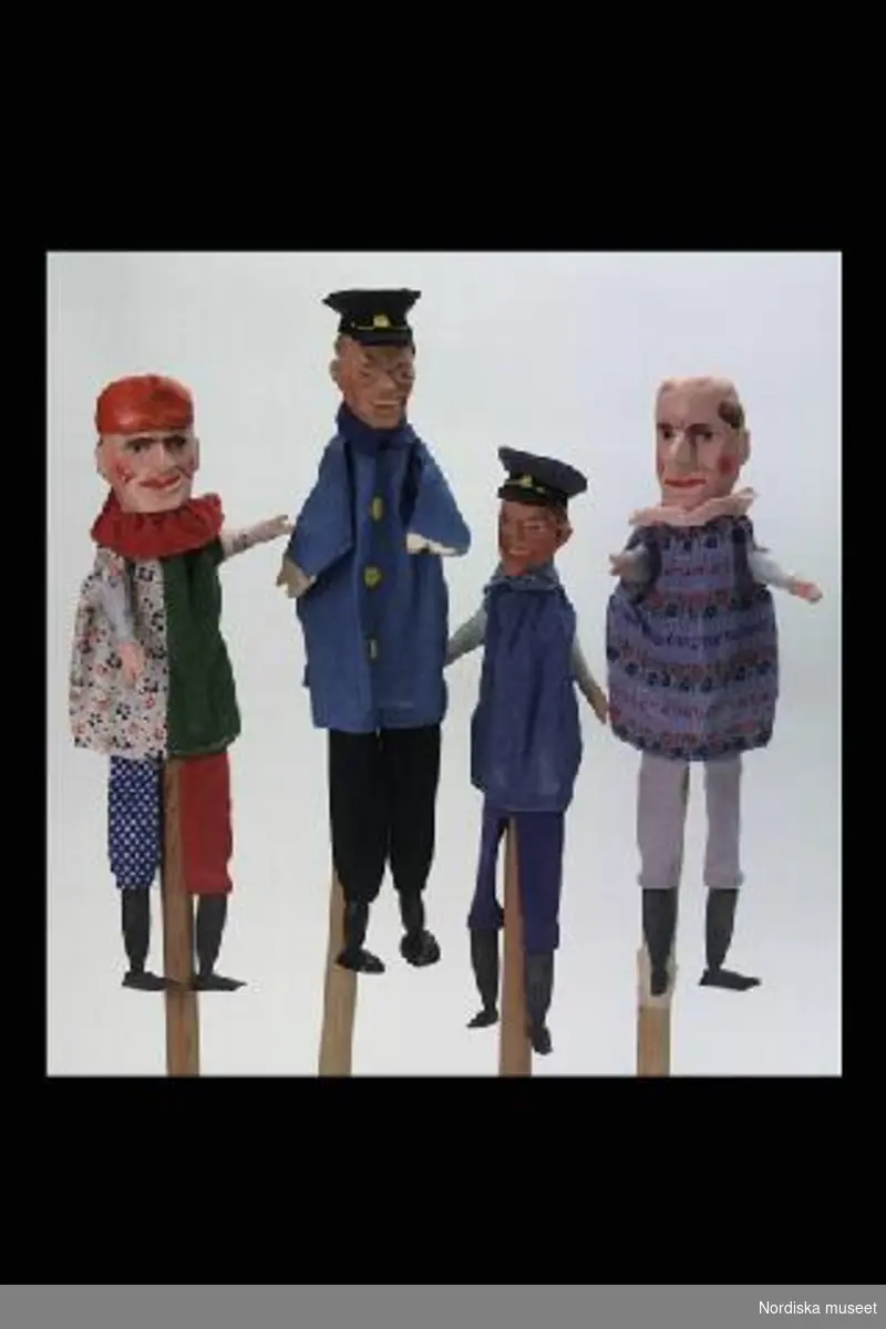 Inventering Sesam 1996-1999:
L 30 - 39 cm
Handdockor, kasperdockor, 8 st, skurna och målade ansikten av trä med kroppar av ylle och bomullstyg. Tre poliser i blå kläder, rödklädd djävul, fyra kasperfigurer.
Enligt uppgift tillverkade av Magda Boalt-Liljegren 1956.
Tidigare tillhört Svenska skolmuseet.
Birgitta Martinius 1996